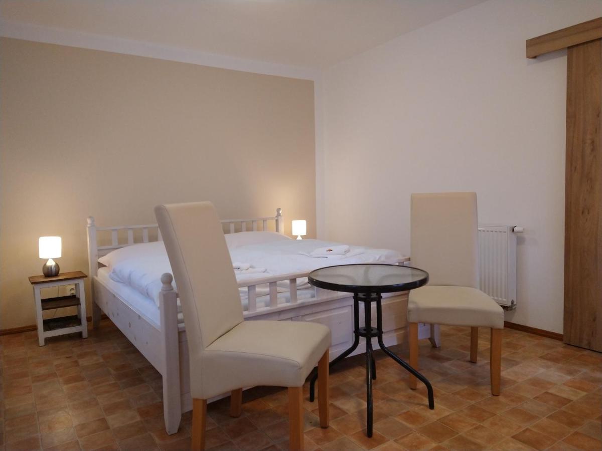 Apartmany Maly Mnich Mnisek pod Brdy Ngoại thất bức ảnh